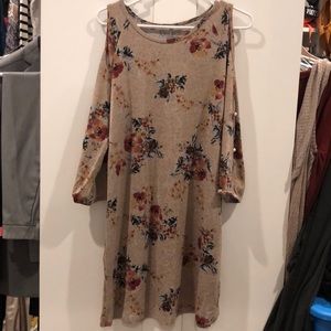 🆕 Francesca’s Floral Slit Sleeve Dress